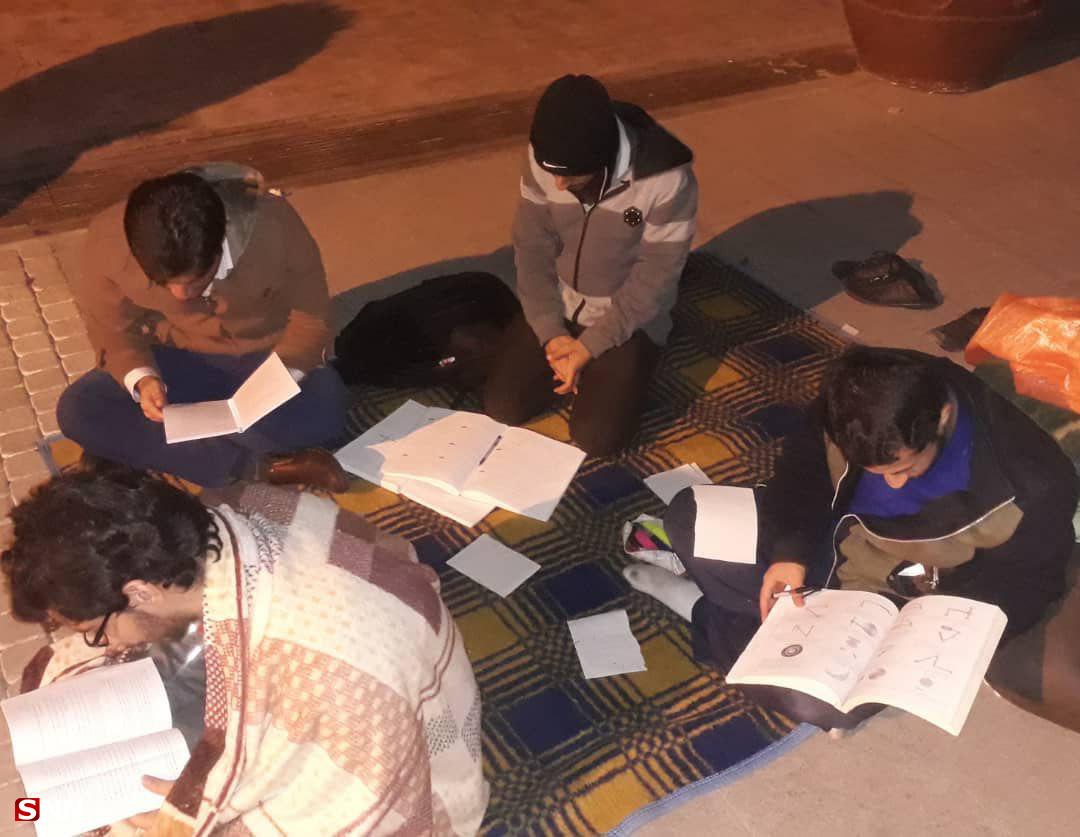 تجمع دانشجویان شیراز تا زمان پاسخگویی مسئولان برای حل مشکل کارتنخوابها ادامه دارد