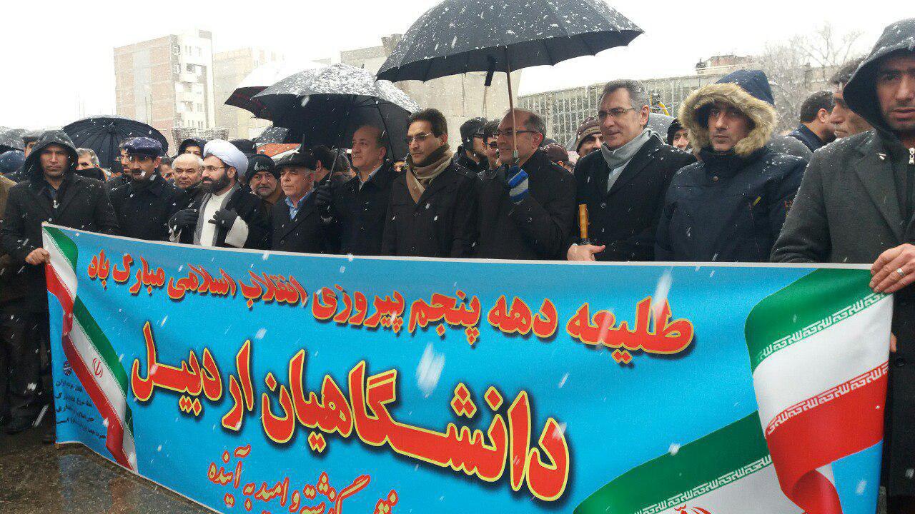 بماند/دانشجویان سراسر کشور در برف و باران برای انقلاب سنگ تمام گذاشتند/از برپایی تریبون آزاد دانشجویی تا حضور زوجهای دانشجو در راهپیمایی بماند/دانشجویان سراسر کشور در برف و باران برای انقلاب سنگ تمام گذاشتند/از برپایی تریبون آزاد دانشجویی تا حضور زوجهای دانشجو در راهپیمایی