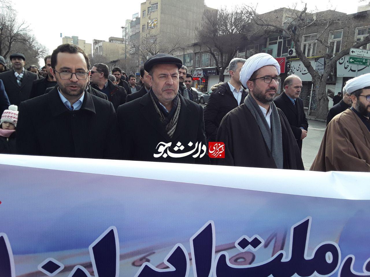 بماند/دانشجویان سراسر کشور در برف و باران برای انقلاب سنگ تمام گذاشتند/از برپایی تریبون آزاد دانشجویی تا حضور زوجهای دانشجو در راهپیمایی بماند/دانشجویان سراسر کشور در برف و باران برای انقلاب سنگ تمام گذاشتند/از برپایی تریبون آزاد دانشجویی تا حضور زوجهای دانشجو در راهپیمایی