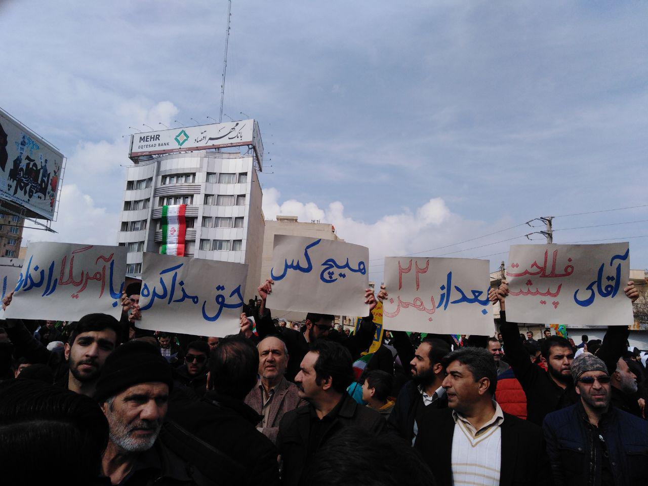 بماند/دانشجویان سراسر کشور در برف و باران برای انقلاب سنگ تمام گذاشتند/از برپایی تریبون آزاد دانشجویی تا حضور زوجهای دانشجو در راهپیمایی بماند/دانشجویان سراسر کشور در برف و باران برای انقلاب سنگ تمام گذاشتند/از برپایی تریبون آزاد دانشجویی تا حضور زوجهای دانشجو در راهپیمایی