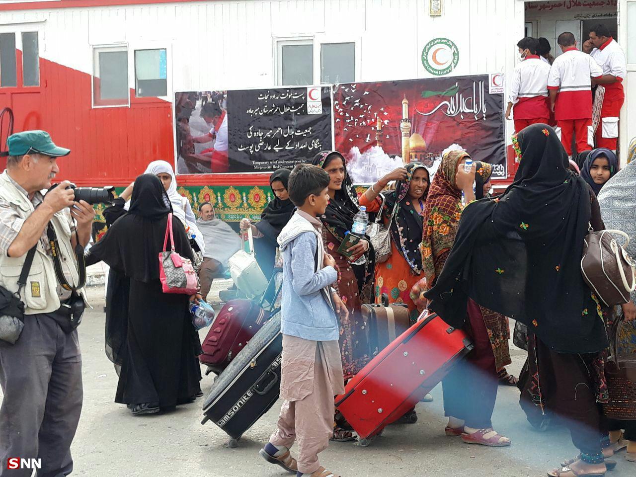 میرجاوه؛ دروازه ورود شعیان پاکستان برای سفر به کربلا/ وقتی زوار پاکستانی در میرجاوه با استقبال دانشجویان مواجه میشوند میرجاوه؛ دروازه ورود شعیان پاکستان برای سفر به کربلا/ وقتی زوار پاکستانی در میرجاوه با استقبال دانشجویان مواجه میشوند