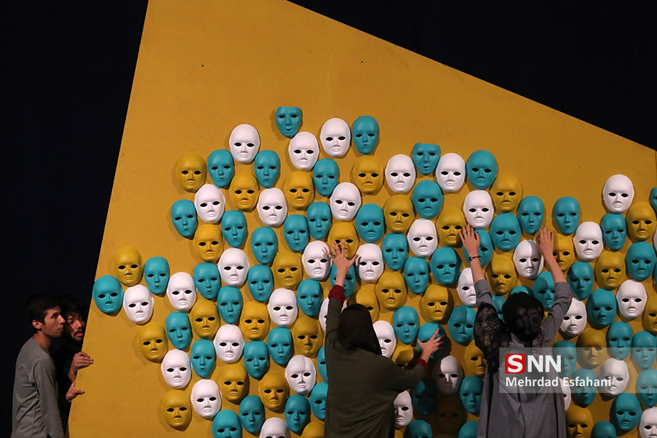 تئاتر خیابانی با چاشنی رقص؛ مهمان ناخوانده دانشگاه کاشان/ چه کسی پشت این ماجراست؟ + فیلم