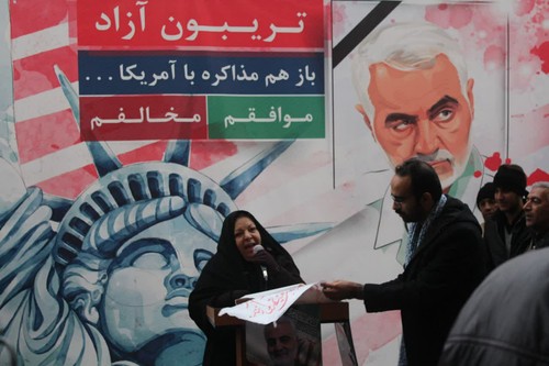 تریبون آزاد با موضوع مذاکره با آمریکا موافقم یا مخالفم در اصفهان برگزار شد +فیلم