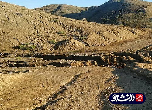 یکی از جادههای روستای فراهک در جریان سیلاب هرمزگان از بین رفته است / مسئولان رسیدگی کنند