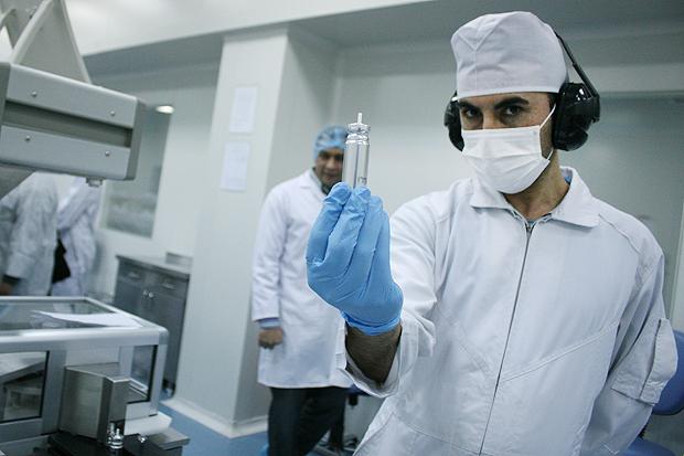 ۰۰۰'۰۰۰'۰۰۰'۵۰۰'۱۹ تومان پول مردم با امضای طلایی در جیب کیست؟ / انحصار داروسازان و خیل جوانان چشم به راه ۰۰۰'۰۰۰'۰۰۰'۵۰۰'۱۹ تومان پول مردم با امضای طلایی در جیب کیست؟ / انحصار داروسازان و خیل جوانان چشم به راه