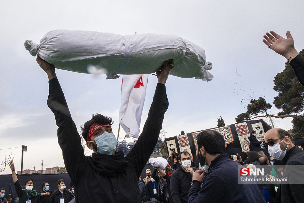 روایت یک تشییع باشکوه یکسال بعد از شهادت حاج قاسم / از حضور با پای شکسته تا نشستن زیر برف روایت یک تشییع باشکوه یکسال بعد از شهادت حاج قاسم / از حضور با پای شکسته تا نشستن زیر برف