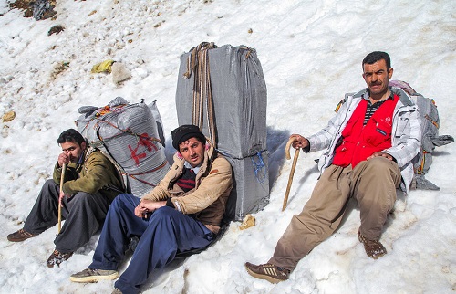 //کولبری تنها راه پیش روی مرزنشینان برای گذران زندگی / آئین نامه ساماندهی کولبران بازنگری میشود //کولبری تنها راه پیش روی مرزنشینان برای گذران زندگی / آئین نامه ساماندهی کولبران بازنگری میشود