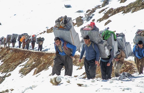 //کولبری تنها راه پیش روی مرزنشینان برای گذران زندگی / آئین نامه ساماندهی کولبران بازنگری میشود //کولبری تنها راه پیش روی مرزنشینان برای گذران زندگی / آئین نامه ساماندهی کولبران بازنگری میشود