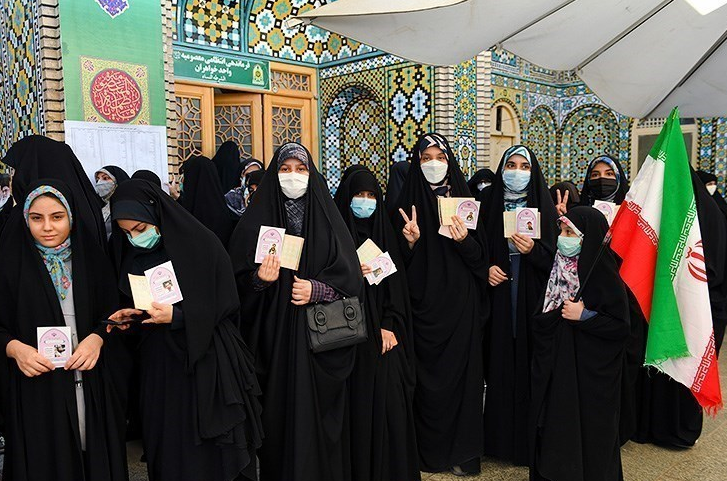 اظهارات یکی از هموطنان: به عشق رهبرم و حاج قاسم در انتخابات شرکت کردم