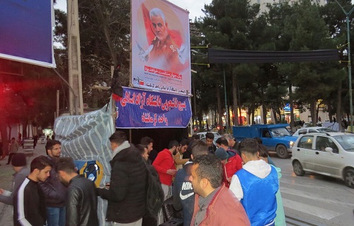 //بسیج دانشجویی دانشگاه آزاد کرمانشاه ایستگاه صلواتی برپا کرده است