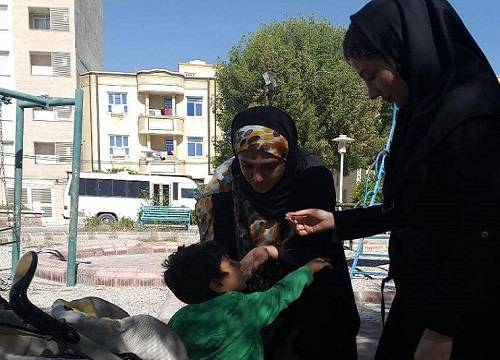 //نوبت اول طرح تکمیلی خانه به خانه فلج اطفال به همت دانشجویان جهادگر در شهرستان بندرعباس در حال اجرا است