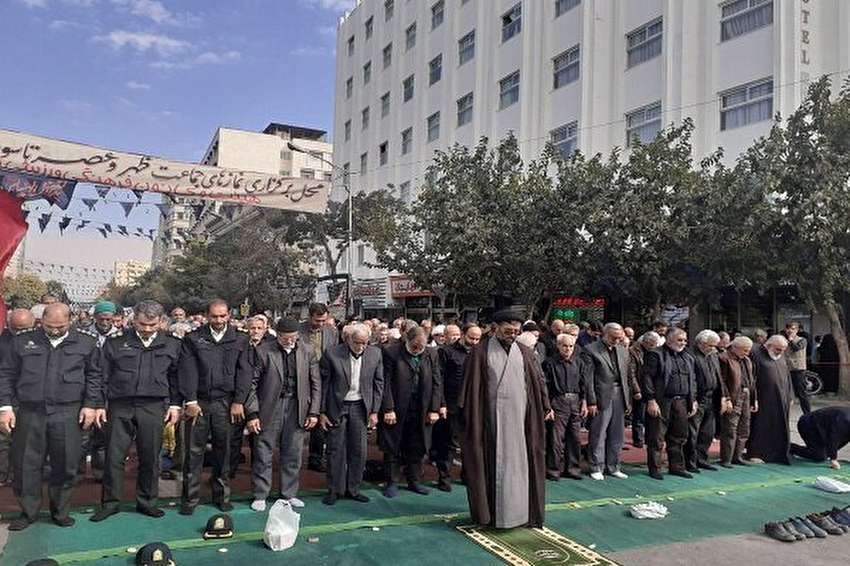 عزاداران نماز را در خیابان‌های اطراف حرم رضوی اقامه کردند+عکس