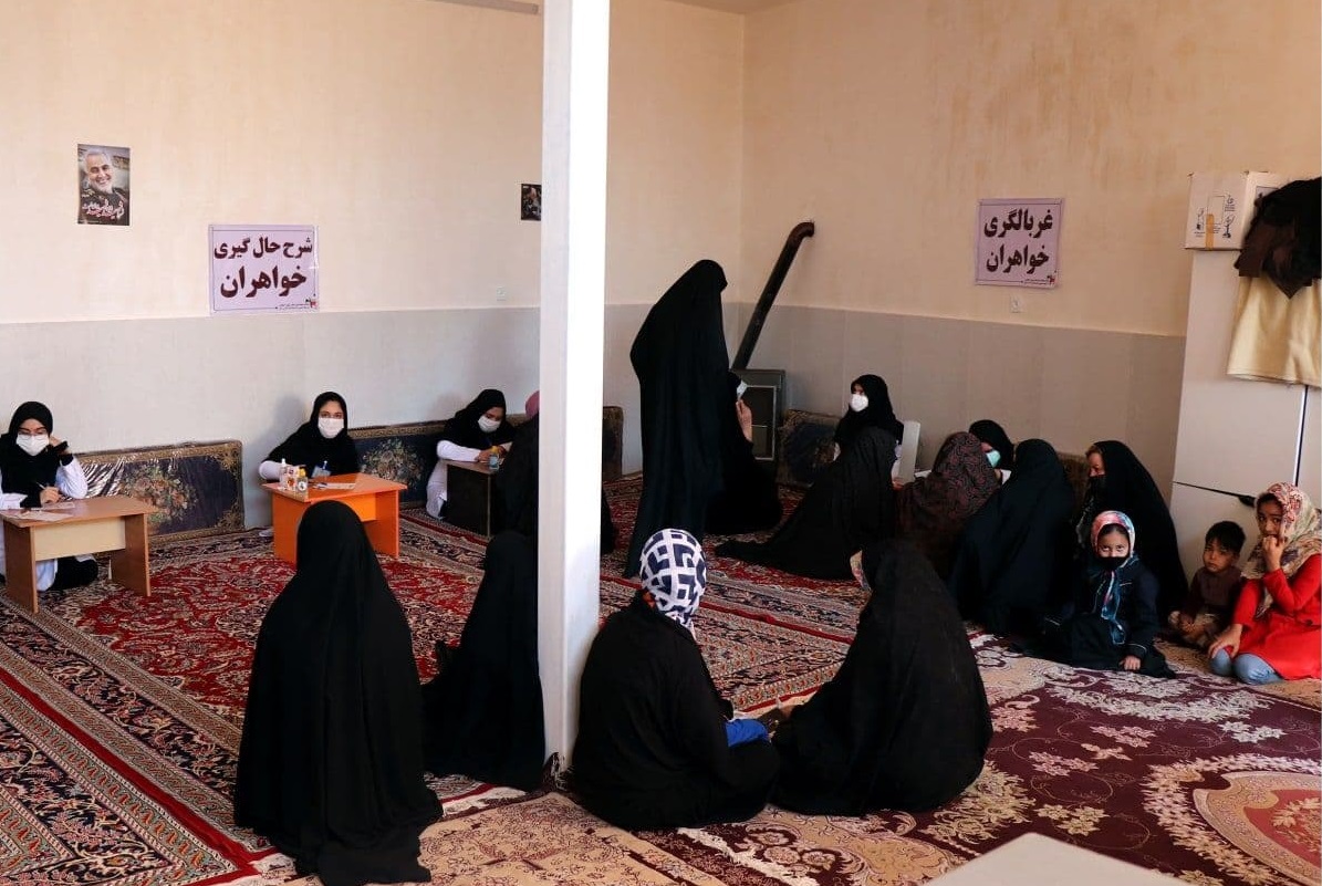 دانشجویان جهادگر مشهدی هفتگی به دیدار خانواده‌های کم برخوردار حاشیه شهر می‌روند / جهاد پزشکی تا ۱۴۰۰