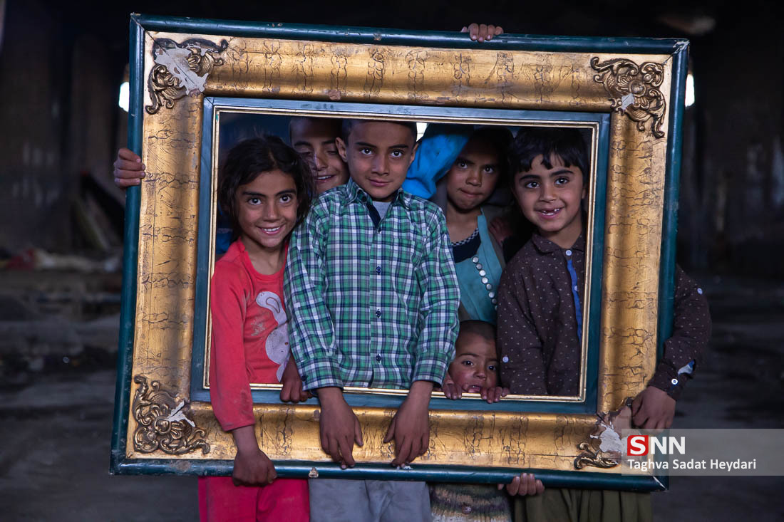 دانشجویان دانشگاه شهید باهنر به تهیه لوازم التحریر برای کودکان نیازمند می‌پردازند