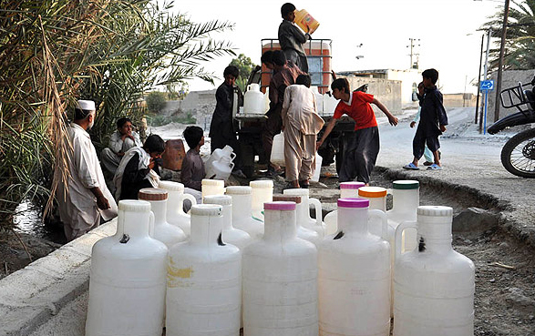 تیتر پنجشنبه // مرثیه سرایی برای کم آبی سیستان و بلوچستان انتها ندارد / مردمی که از آب چهارپایان می‌نوشند!