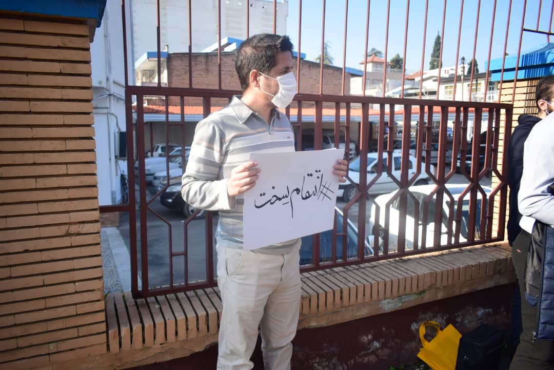 تجمع دانشجویان و مردم انقلابی مازندران در مقابل دفتر وزارت امور خارجه برگزار شد + عکس