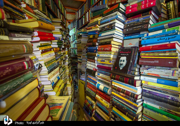 کتاب‌ها در سرزمین عجایب نشر / سود بازار کتاب در دستان مراکز توزیع کتاب است؟
