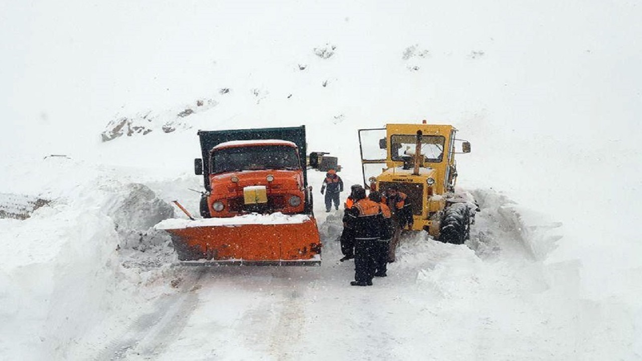 اماده/////برف و کولاک راه ارتباطی ۵۲ روستای کردستان را بست