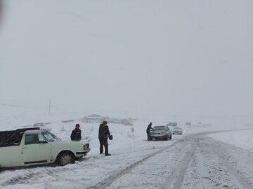 اماده/////بارش برف شدید سبب مسدود شدن راه‌های روستایی کردستان شد