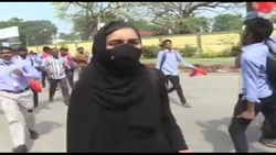 دفاع دانشجوی هندی از حجاب خود برابر هندو‌های افراطی