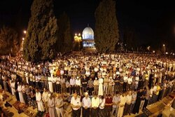شرکت گسترده فلسطینی ها برای نماز صبح در مسجدالاقصی