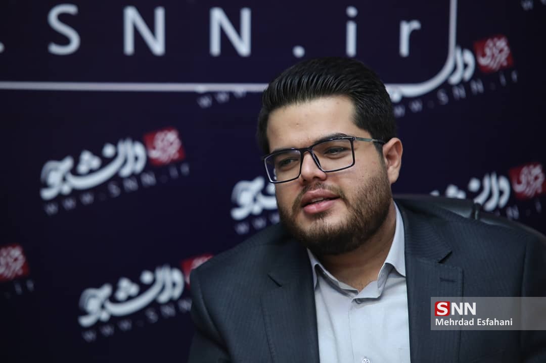 ایمان احمدی نماینده دفتر انجمن اسلامی دانشجویان مستقل در دیدار رمضانی رهبر معظم انقلاب با دانشجویان شد