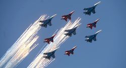 نمایش هوایی جنگنده‌ها و بالگردها در مسابقات ارتش‌های جهان در روسیه