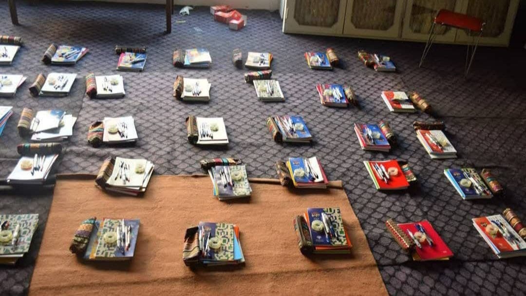 توزیع بسته‌های لوازم التحریر دربین دانش آموزان مناطق محروم شهرستان اوج
