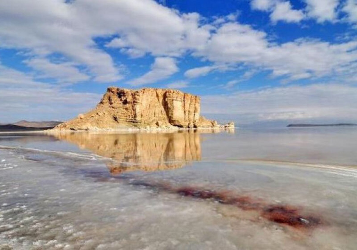 احتمال بروز توفان‌های نمکی با کاهش شدید سطح آب دریاچه ارومیه/ خطر انقراض گونه‌های حیات وحش به خاطر شرایط نامناسب دریاچه