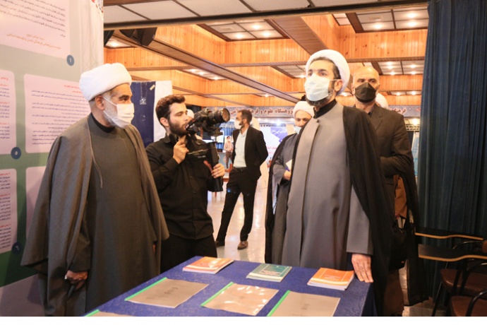 تاکید بر شبکه سازی و معرفی کتاب آثار علمی نمایشگاه تمدن نوین اسلامی
