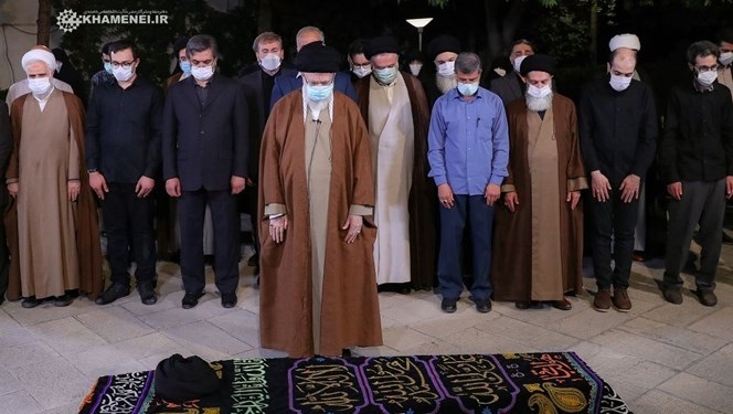 رهبر معظم انقلاب اسلامی بر پیکر مرحوم فاطمی‌نیا نماز اقامه کردند + فیلم