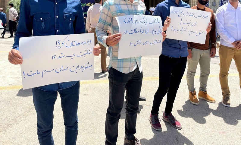 اعتراض دانشجویان بسیجی به عدم پاسخگویی نمایندگان استان ایلام در نماز جمعه + تصاویر