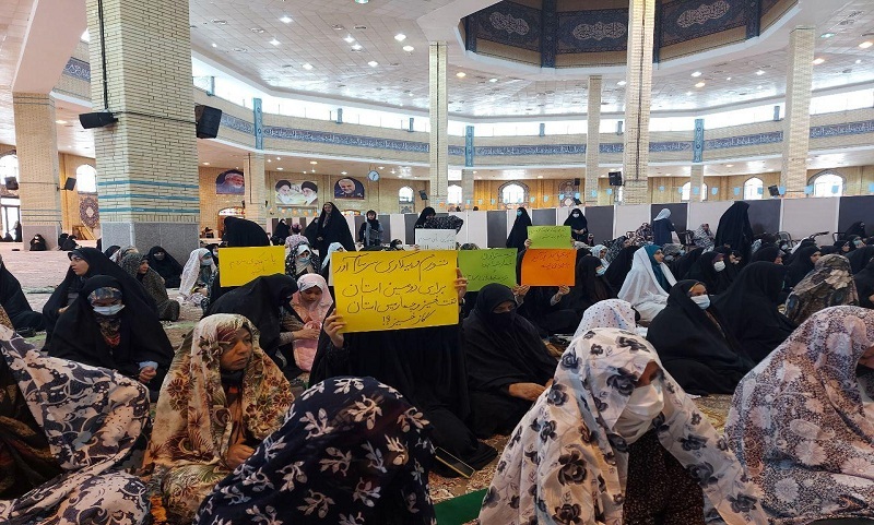 اعتراض دانشجویان بسیجی به عدم پاسخگویی نمایندگان استان ایلام در نماز جمعه + تصاویر