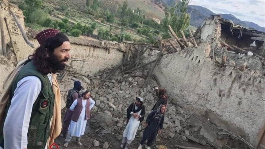 انتقاد جامعه اسلامی دانشجویان از رفتار دوگانه برخی هنرمندان در مقابل کمک به مردم زلزله زده افغانستان