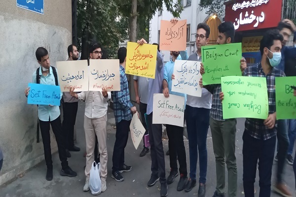 تجمع اعضای دفتر تحکیم وحدت در اعتراض به صدور حکم حبس برای دیپلمات ایرانی در مقابل سفارت بلژیک