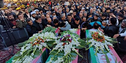 فیلم| تصاویر هوایی از حضور باشکوه مردم اصفهان در تشییع شهدای مدافع امنیت + مداحی سید رضا نریمانی