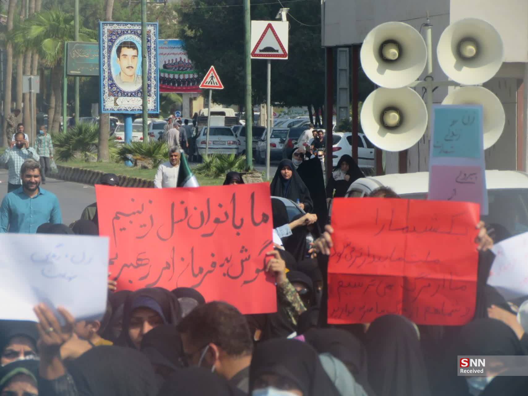 راهپیمایی مردم بندرعباس در محکومیت حادثه تروریستی حرم شاهچراغ+تصاویر
