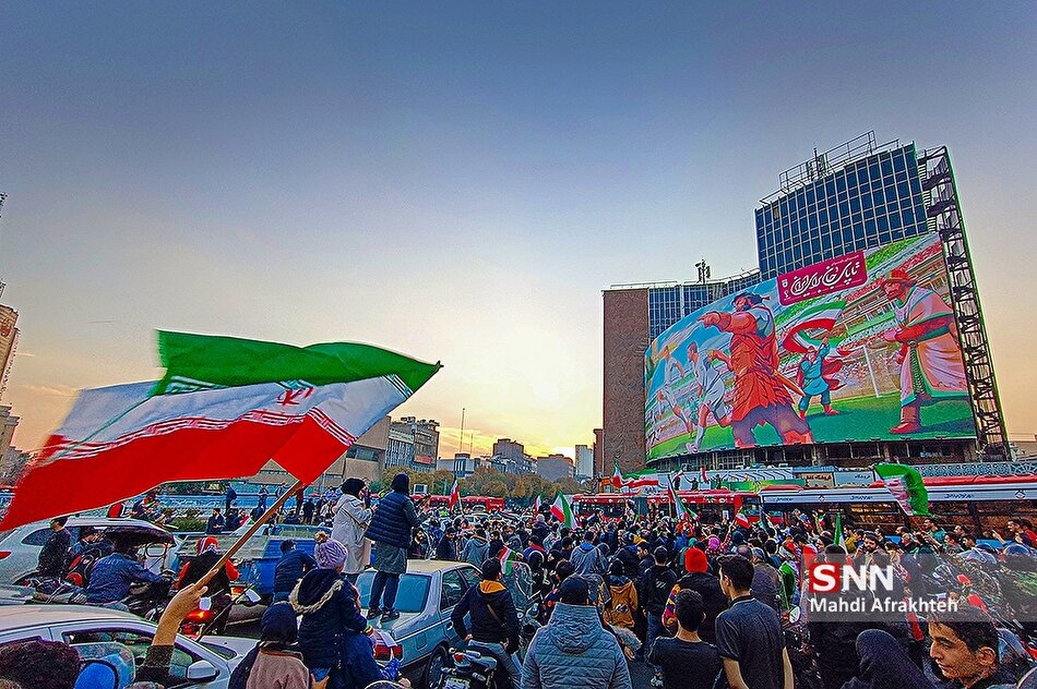 شادی مردم تهران بعد از برد تیم ملی (۱)