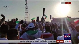 آوازخوانی هواداران در مقابل ورزشگاه احمد بن علی پس از برد شیرین مقابل ولز