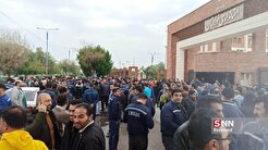 تجمع کارگران گروه ملی فولاد در مقابل استانداری خوزستان / بدعهدی بانک ملی در وصول مطالبات کارگران ادامه دارد