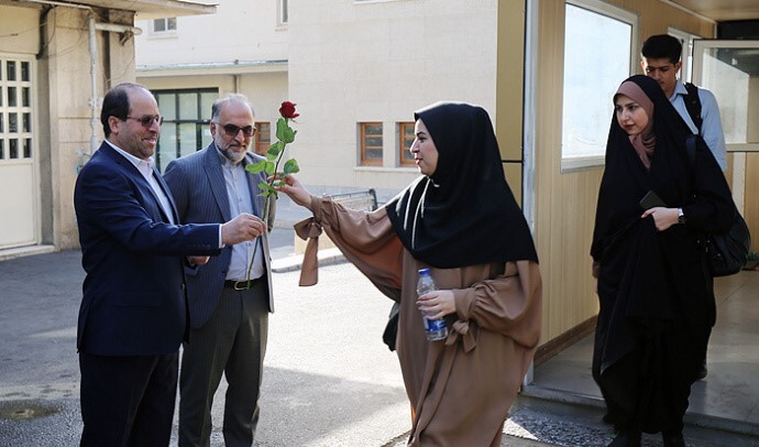 استقبال رئیس دانشگاه تهران از دانشجویان در نخستین روز فعالیت آموزشی+ تصاویر