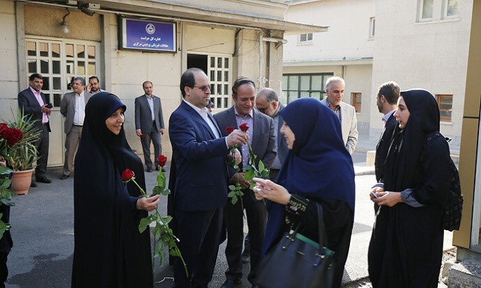 استقبال رئیس دانشگاه تهران از دانشجویان در نخستین روز فعالیت آموزشی+ تصاویر