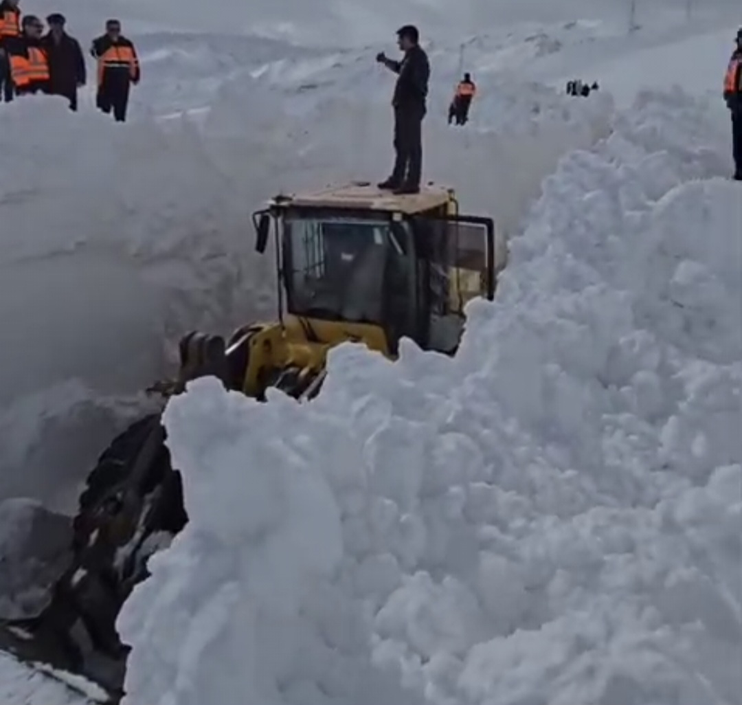 محصور شدن گردنه چری در برف ۶ متری + فیلم