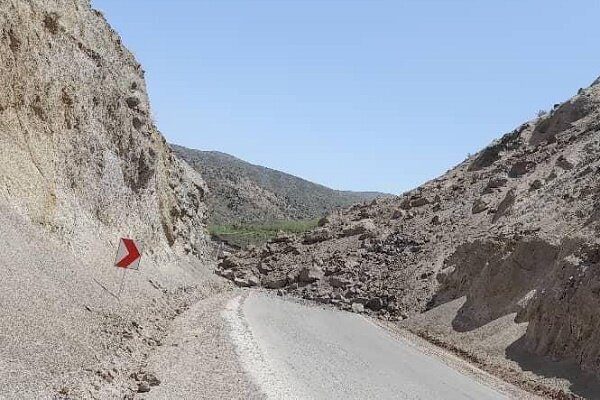 محور کوثر–خلخال تا صبح فردا بهدلیل ریزش کوه مسدود شد