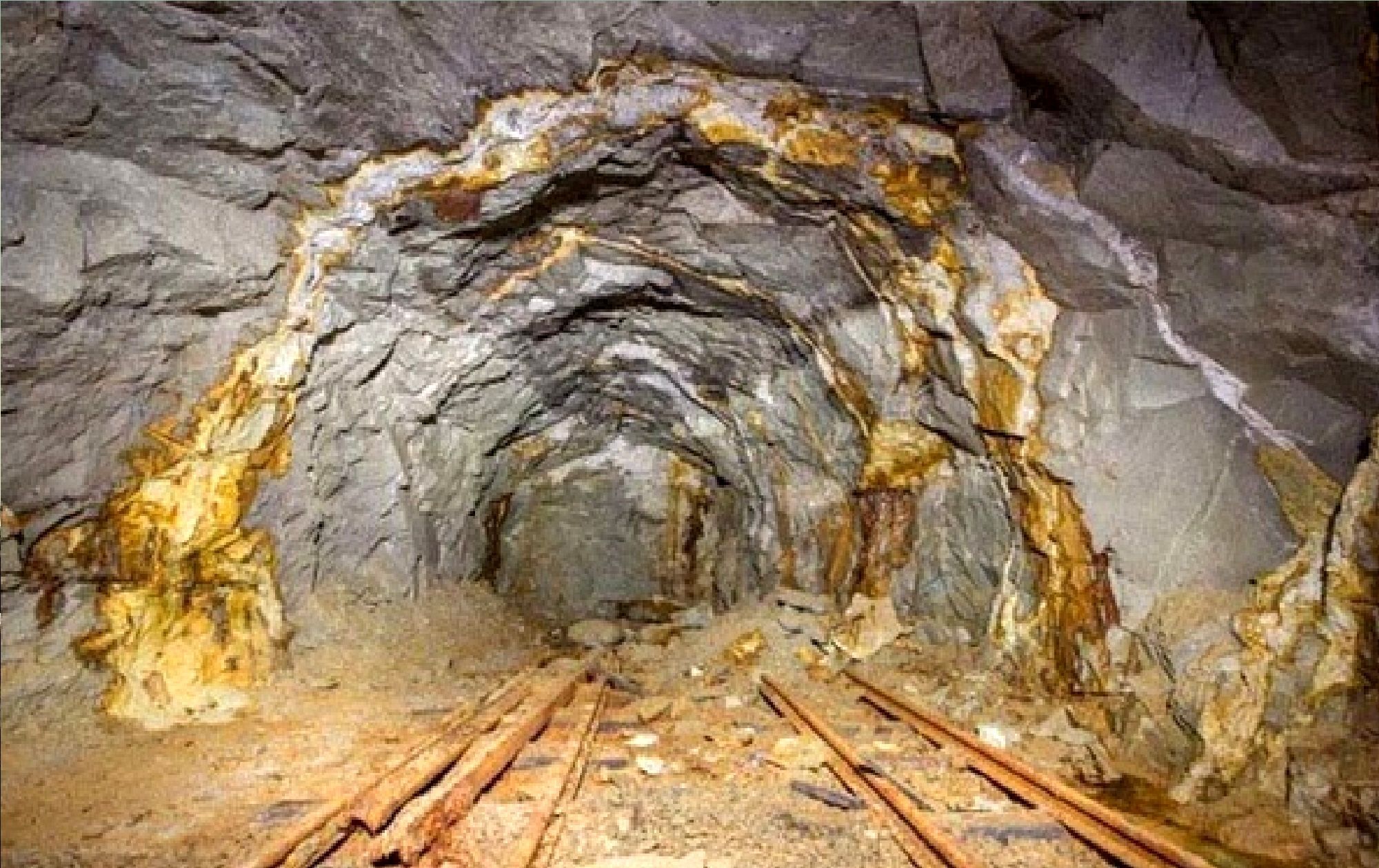 نماینده کهنوج از شناسایی ۵ پهنه معدنی طلا در جنوب کرمان خبر داد