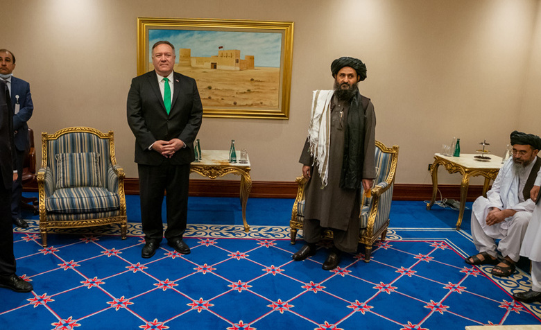 دیدار پمپئو (وزیر خارجه وقت آمریکا) با ملابرادر (معاون سیاسی طالبان) در دوحه قطر - شهریور ۱۳۹۹ | توافق با طالبان در دولت ترامپ منعقد شد