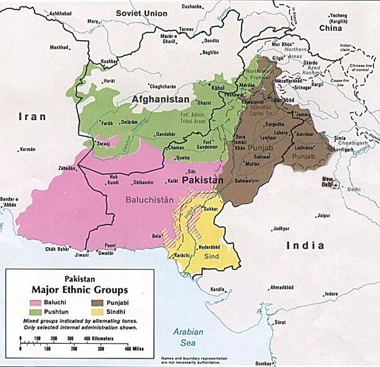 خط دیورند نام مرز بین افغانستان و پاکستان است. این خط مرزی مورد اختلاف بین دو کشور توسط یک انگلیسی به نام «مورتیمور دیورند» در سال ۱۸۹۶ ترسیم شده است. افغانستان معتقد است دیورند یک خط فرضی است و قلمرو افغان بزرگتر است. نکته جالب در اینجا نقش کثیف انگلیس است که همچون تقسیم بلوچستان بین سه کشور و تقسیم کردستان بین چهار کشور، در اینجا نیز پَشتون‌ها را به دو نیم تقسیم کرده است تا همواره آتس درگیری‌های مرزی و قومی همواره شعله ور باشد. 